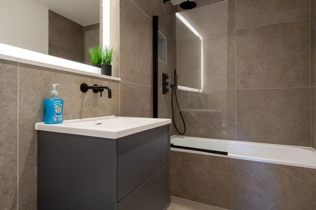 Modern 2 Bedroom Apartment In Wimbledon Londres Exterior foto